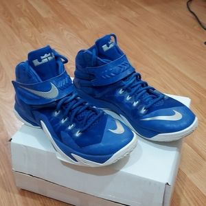 LeBron Soldier VIII Basketball shoes